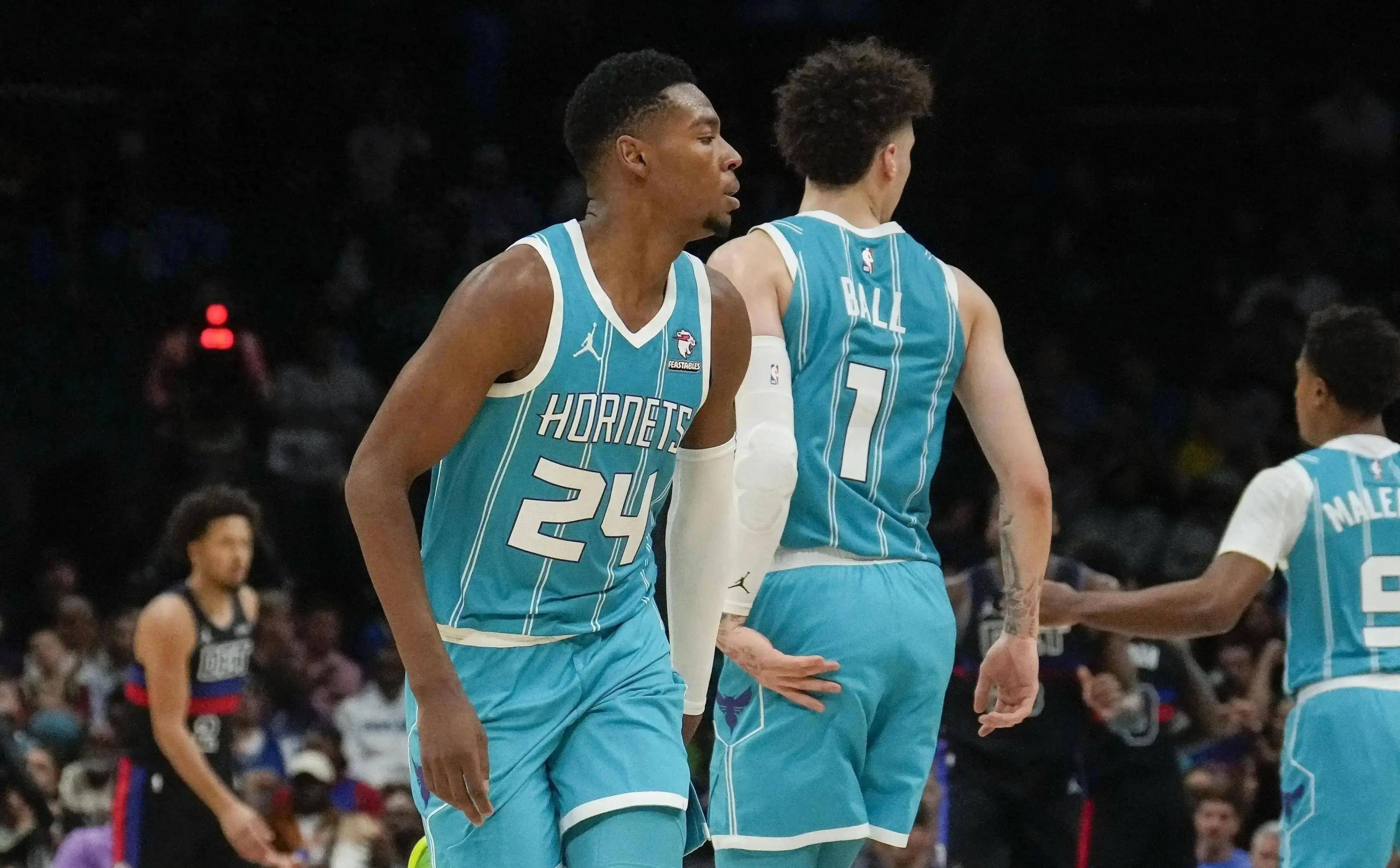 包含猛龙队员状态不佳，团队战术缺陷明显，战绩持续受困的词条