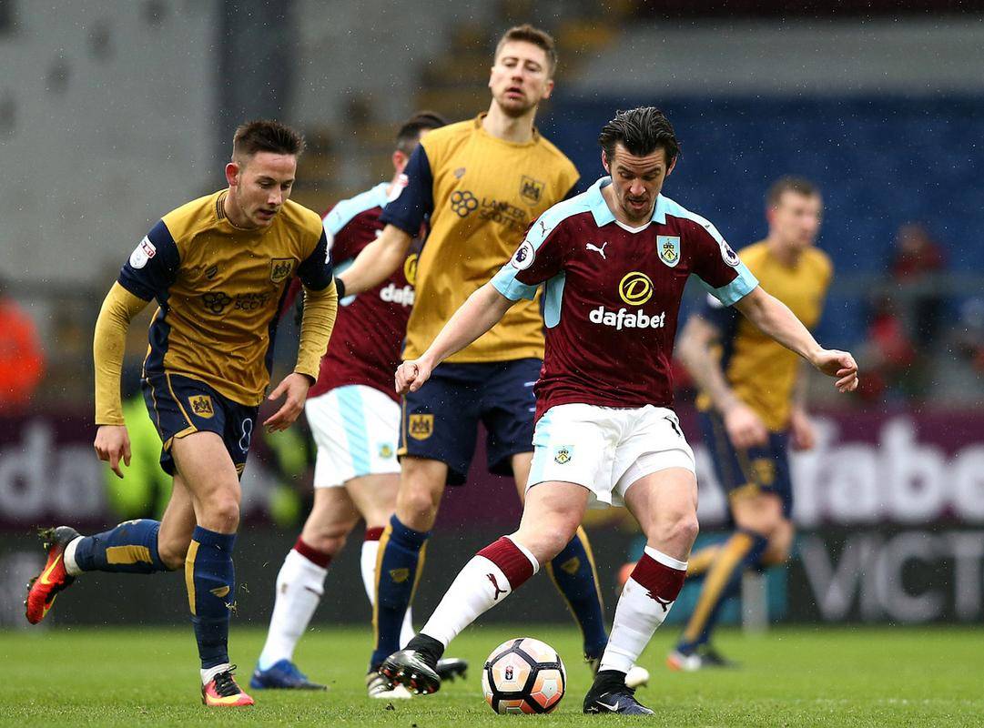 包含伯恩茅斯主场一球小胜伯恩利，保持中游位置的词条