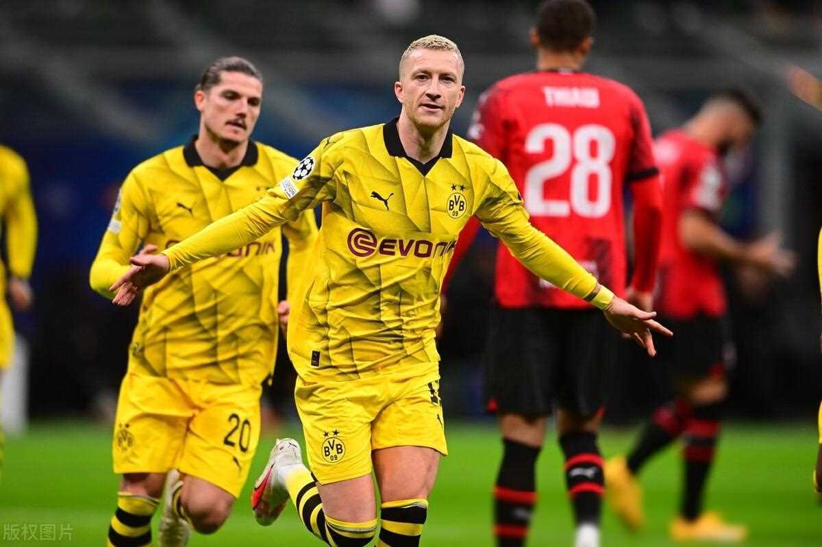 包含多特蒙德备受瞩目，球员表现团结协作展现实力的词条