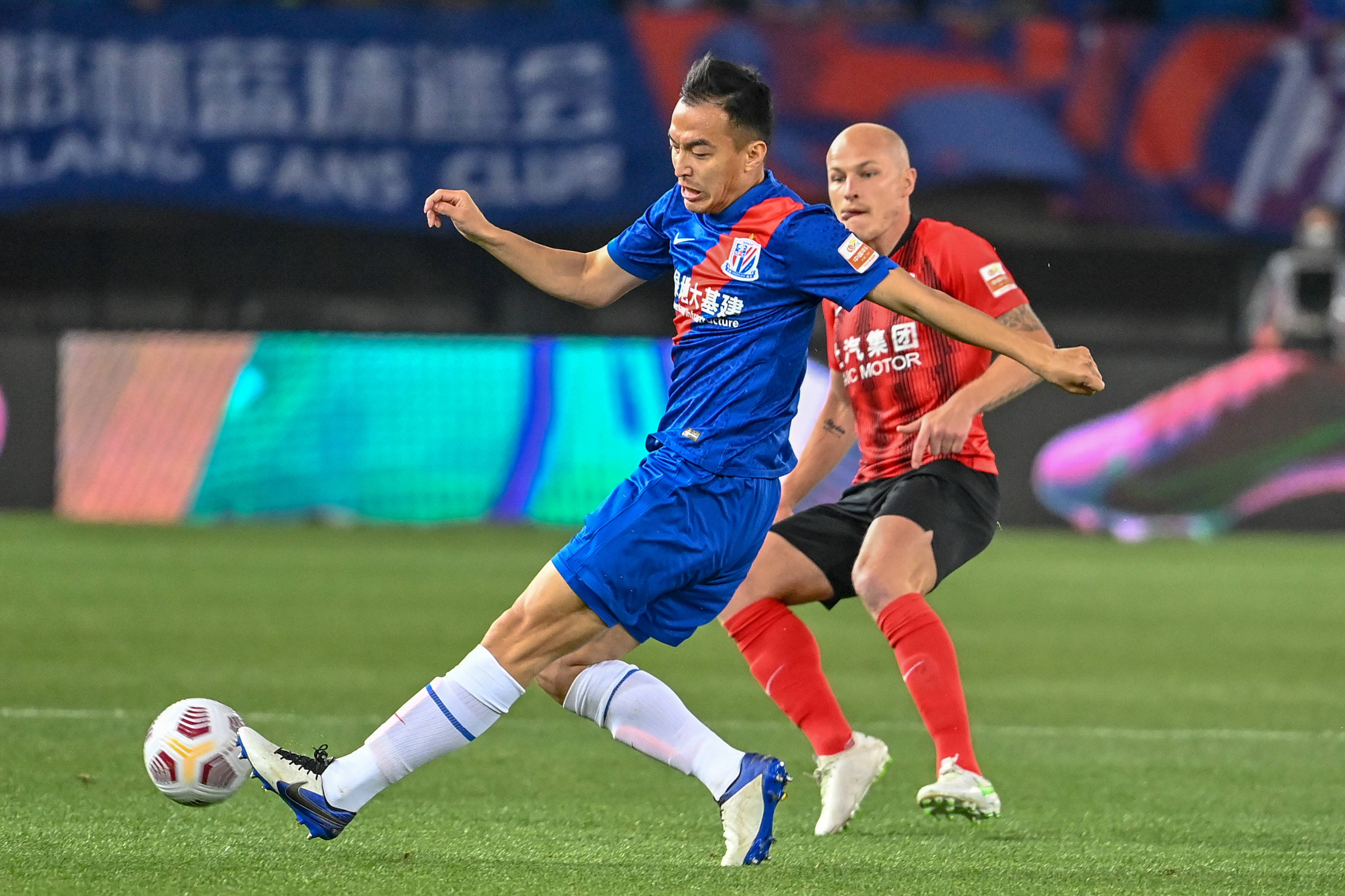 阿贾克斯大胜，登顶小组榜首