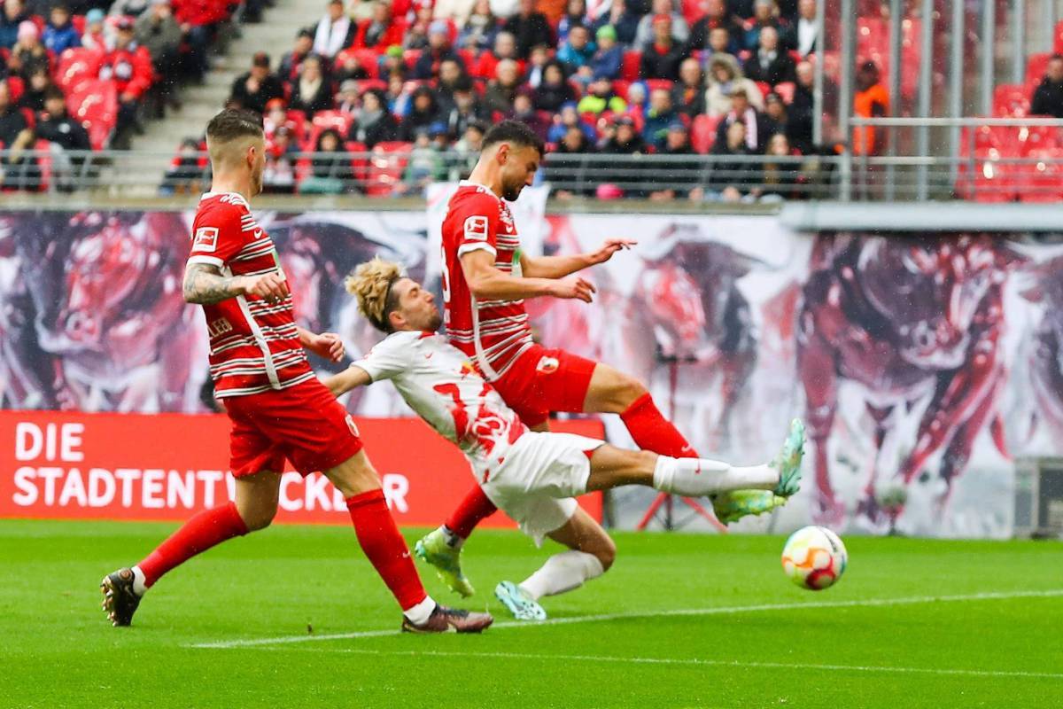 阿贾克斯大胜，登顶小组榜首