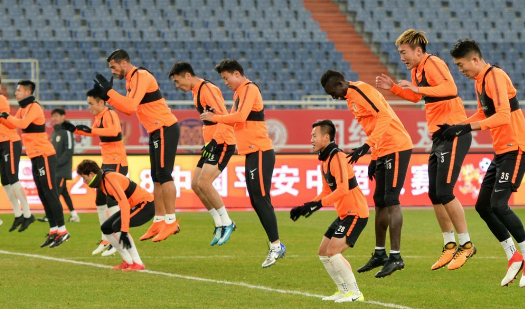 包含重庆斯威与山东鲁能对阵，谁能笑到最后？的词条