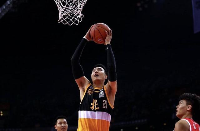 包含猛兽队后卫连砍分，球队跻身前列的词条