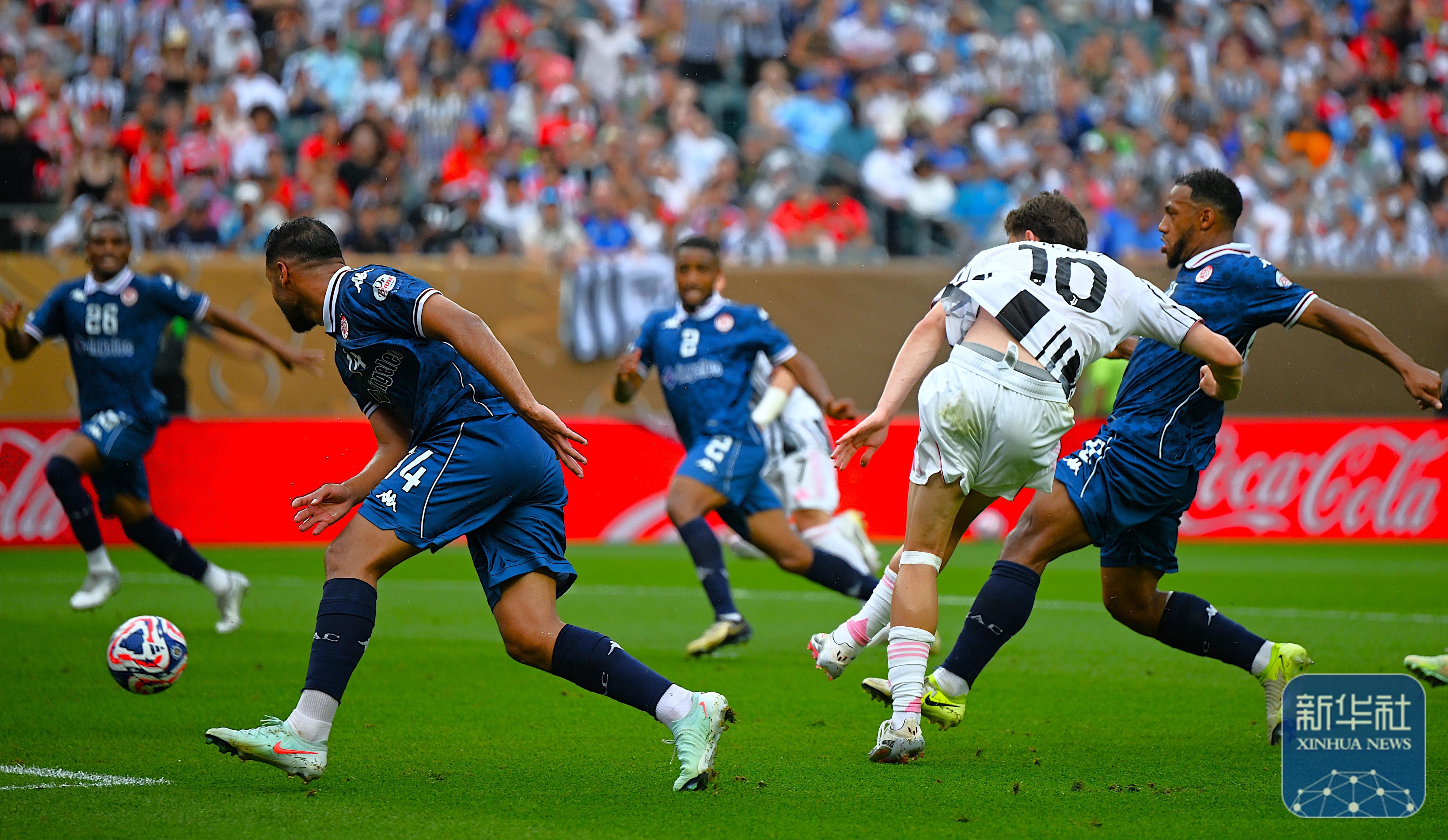 阿卡尤夫在比赛中-击败那不勒斯