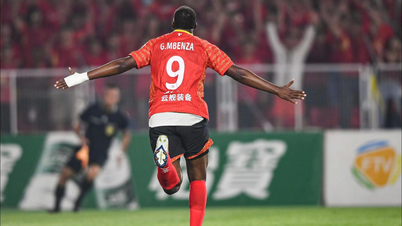 后卫奉献神勇扑救，阻止对手破门