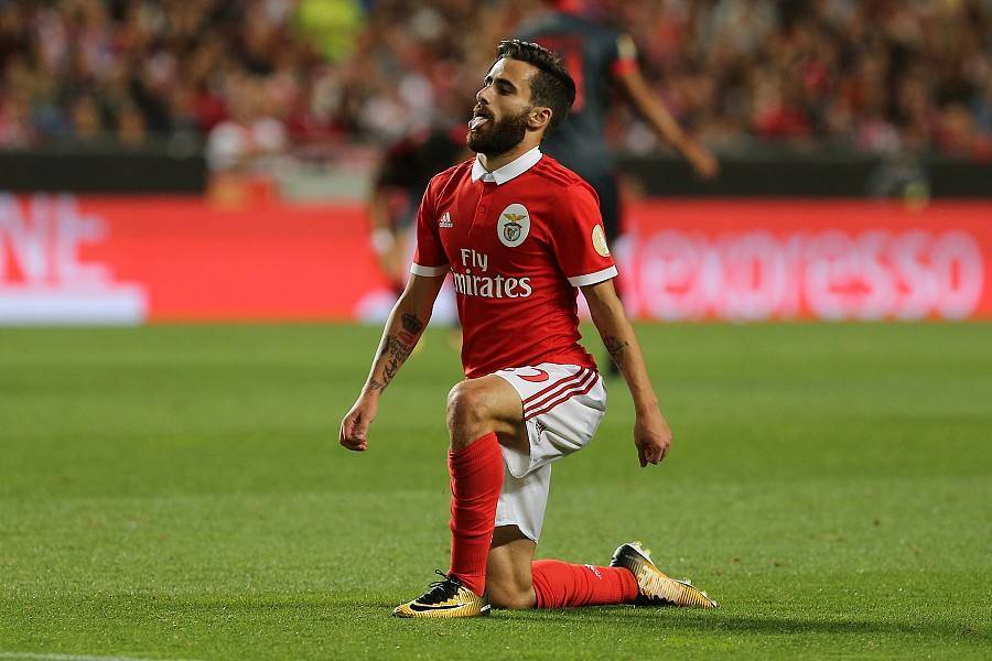 沙尔克客场挫败对手，双方积分差距缩小