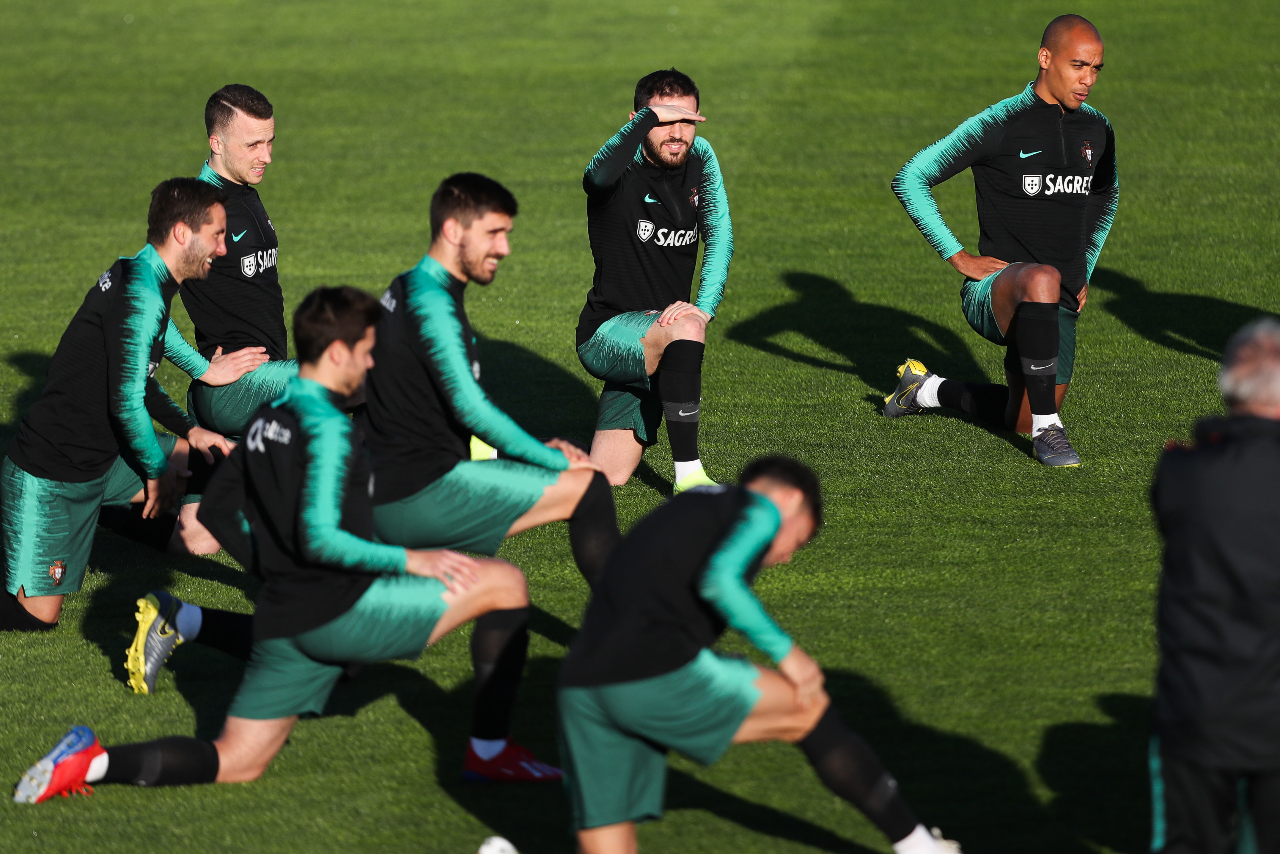 欧洲国家队备战比赛，球员训练积极认真