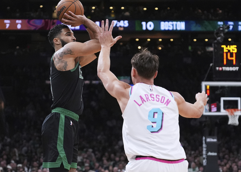 关于热火客场奏凯，球员团结一心迎接挑战的信息