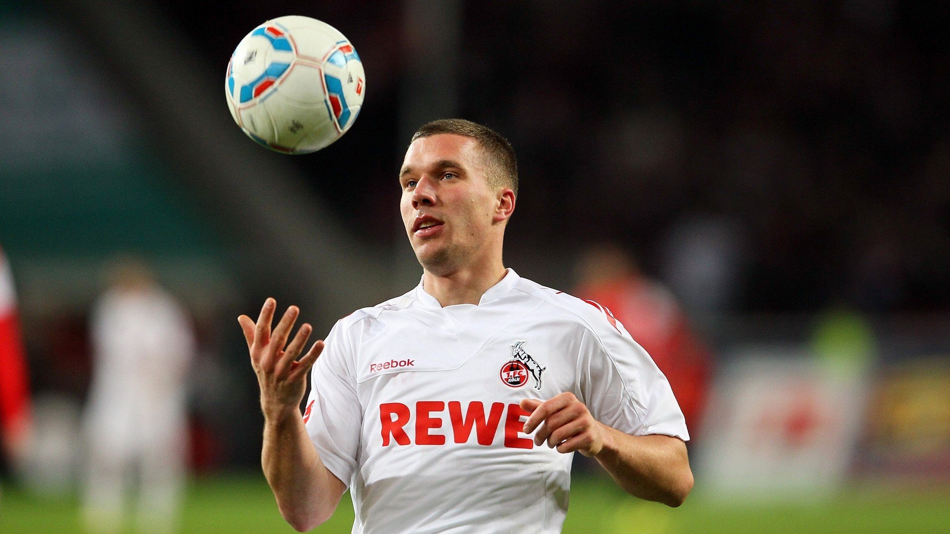 赛道与球场，当F1争冠之夜遇见塔图姆的稳定输出